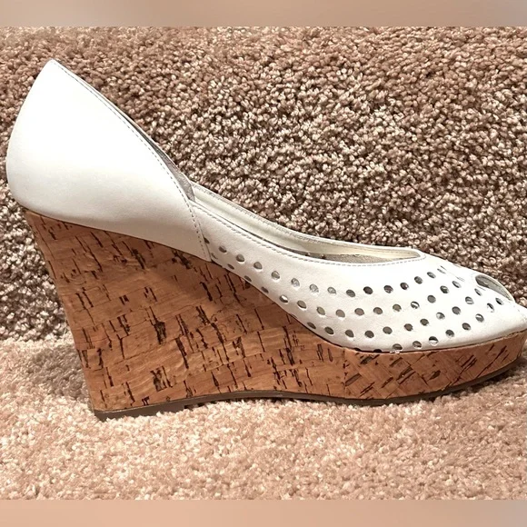 STEVE MADDEN VISIBLE WOMENS HEELS WEDGE SANDALS LEATHER WHITE SIZE 7 PEEP  TOE - Picture 3 of 11
